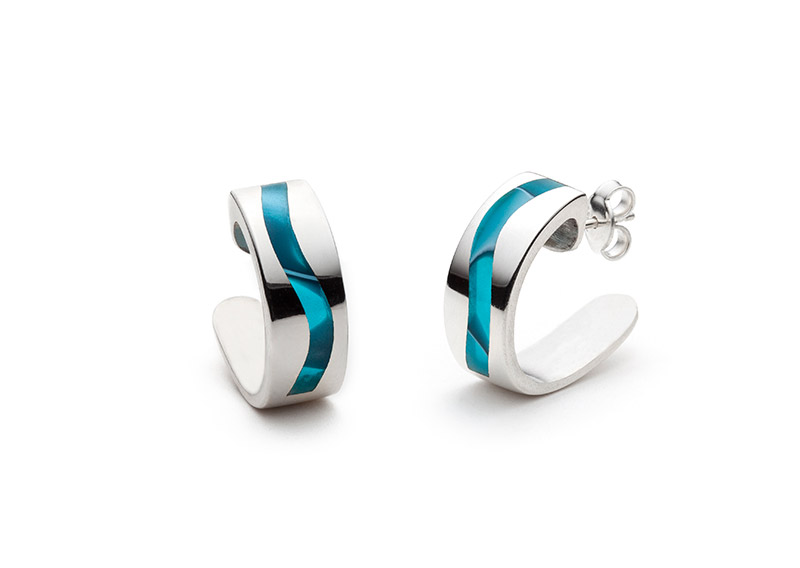 Boucles d'oreilles vague bleu, tige en argent, composé d'argent et d'acrylique sculpté.