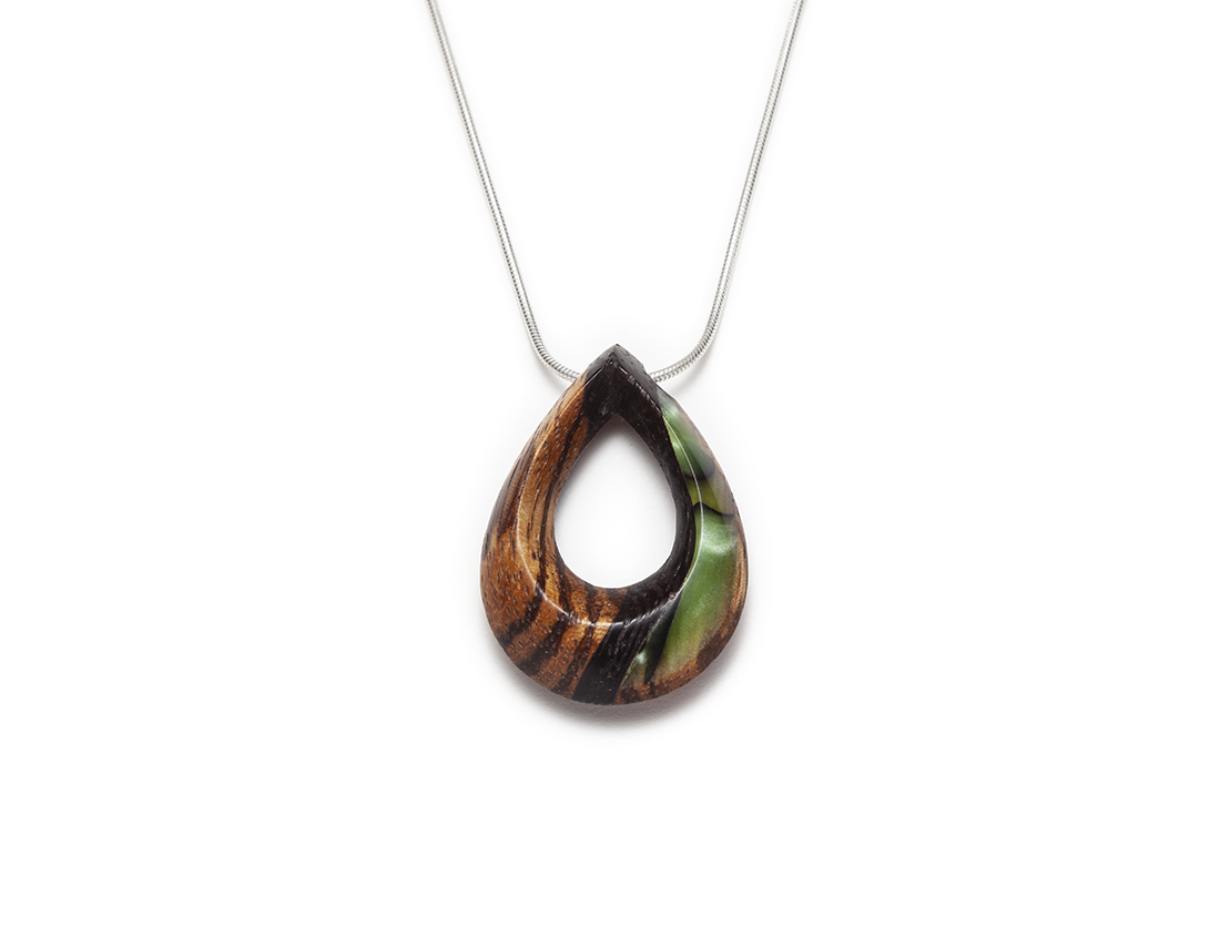 Green reversible oval necklace
