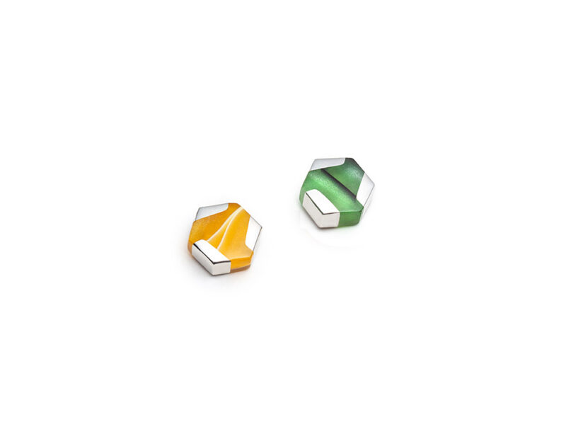 Boucles d’oreilles mini hexagonales dépareillées, jaunes et vertes