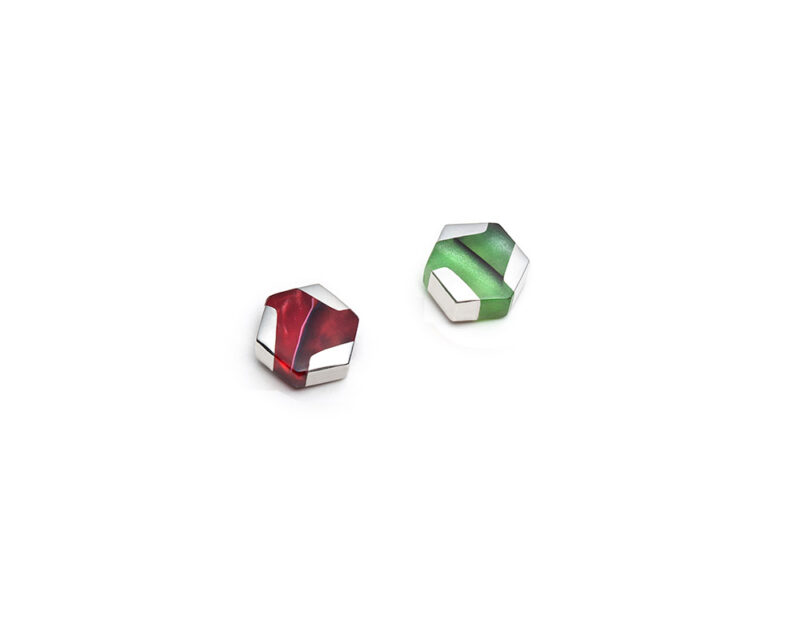 Boucles d’oreilles mini hexagonales dépareillées rouges et vertes